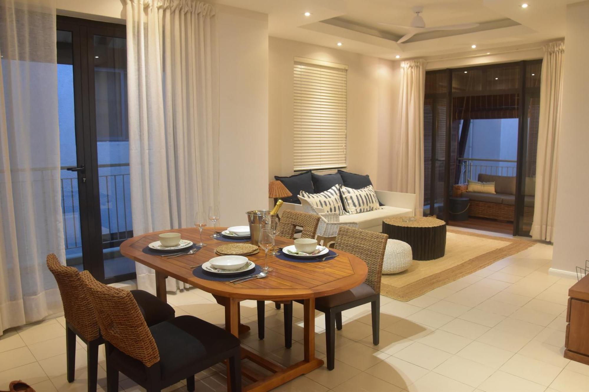 Blue Waves Beachfront Penthouse Flic en Flac Exterior photo
