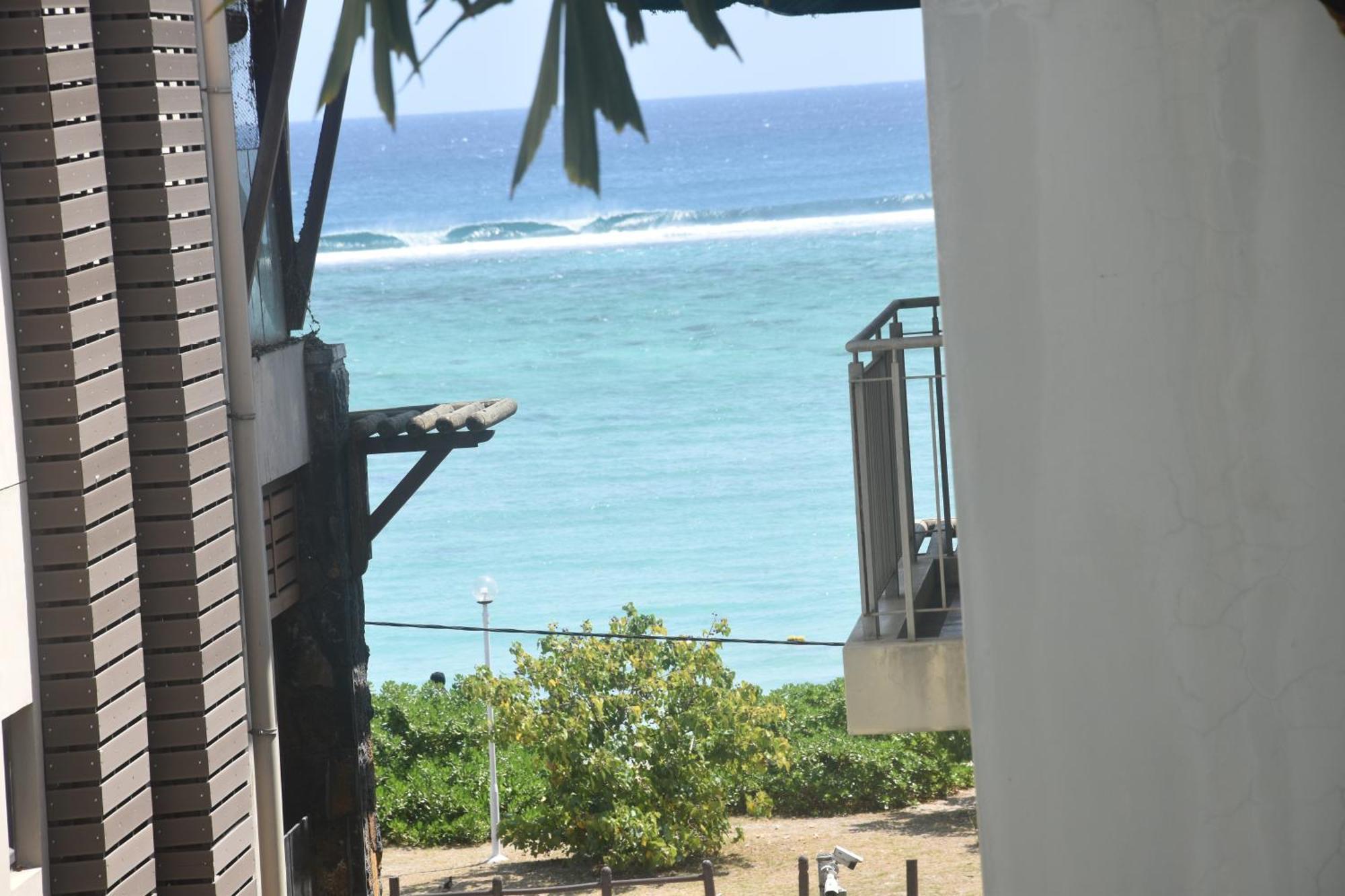 Blue Waves Beachfront Penthouse Flic en Flac Exterior photo