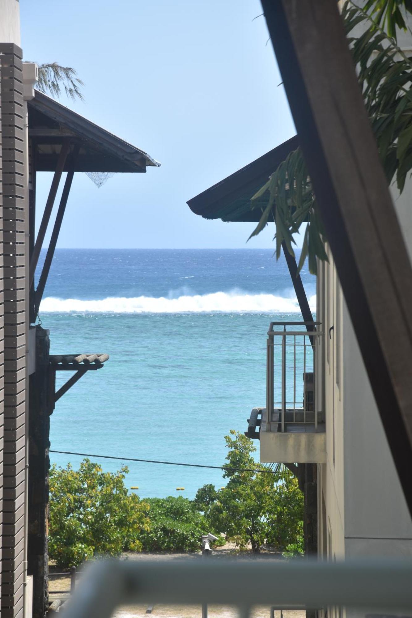 Blue Waves Beachfront Penthouse Flic en Flac Exterior photo